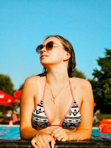 sexy adresar bikini devojka