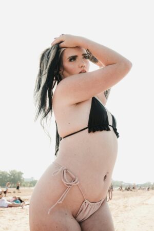 svršavanje na sise bucka na plaži